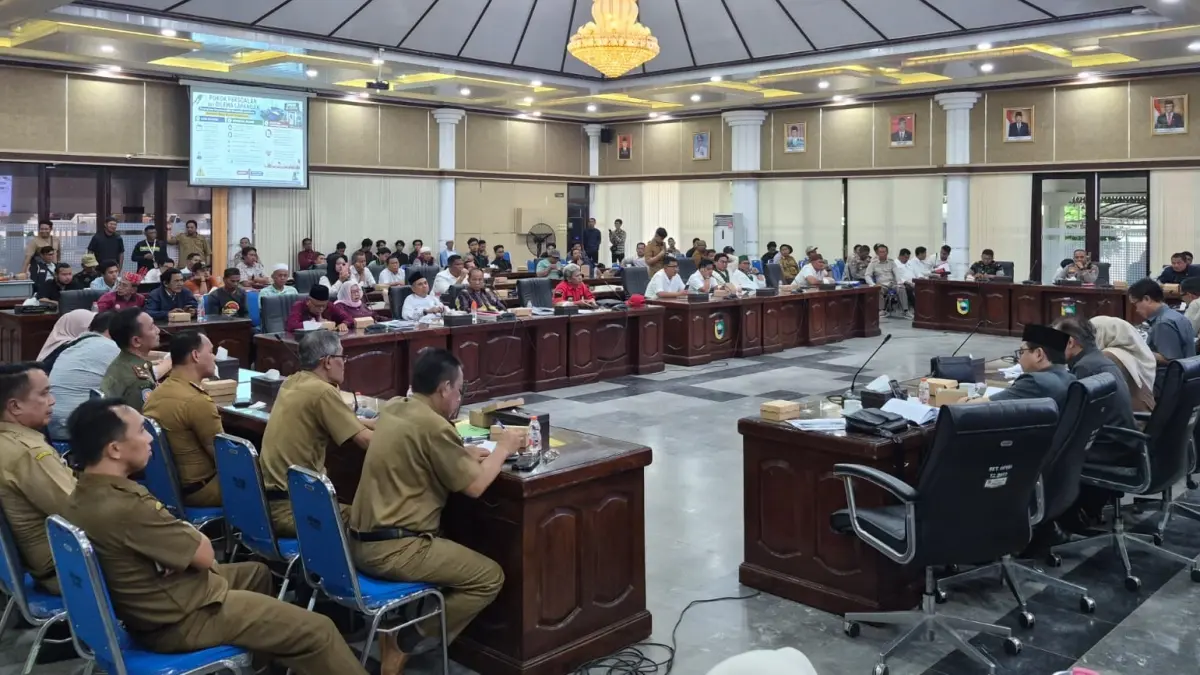 BERMUSYAWARAH: Suasana rapat dengar pendapat (RDP) di DPRD Tanah Laut membahas polemik distribusi solar subsidi bagi nelayan Kuala Tambangan dan Tabanio, Senin (27/7/2026). (Foto: Norsalim Yahya/Radar Banjarmasin)