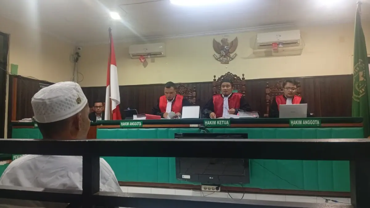 BERSAKSI: Terdakwa Muhammad Herman memberikan keterangan di hadapan majelis hakim dalam sidang dugaan pemalsuan surat tanah di PN Kelas IB Kandangan, Senin (27/7/2026). (Foto: M Padil Ihsan/Radar Banjarmasin).
