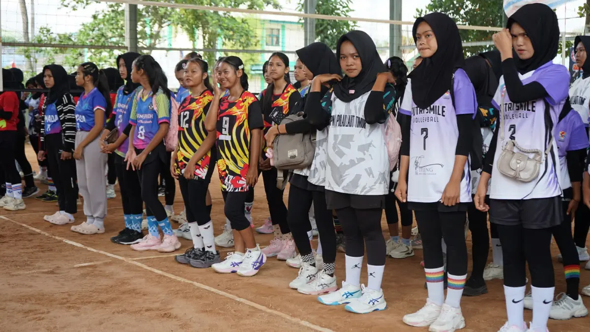 BERSEMANGAT: Para pemain berbaris mengikuti acara pembukaan Turnamen Bola Voli Perwosi Cup I 2026 di GOR Saijaan Dirgahayu, Selasa (28/7/2026).