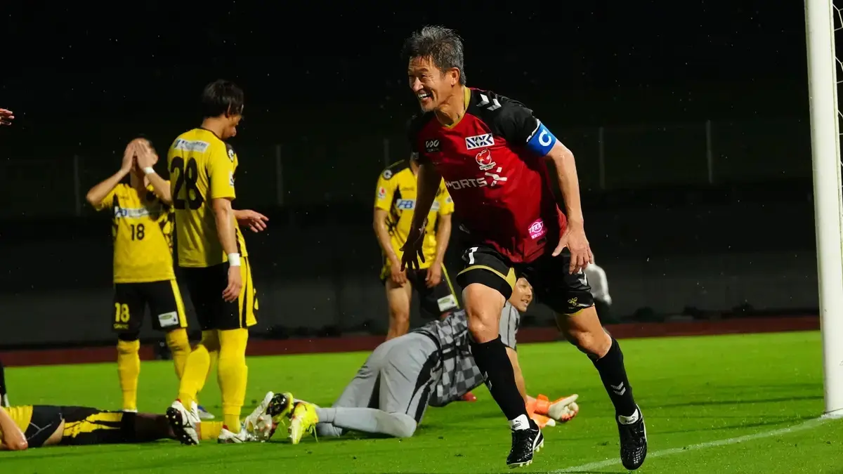 CETAK GOL: Momen King Kazu usai mencetak gol di usia 59 tahun dan membawa Fukushima United lolos ke Piala Kaisar Jepang.&nbsp;
(Fukushima United)