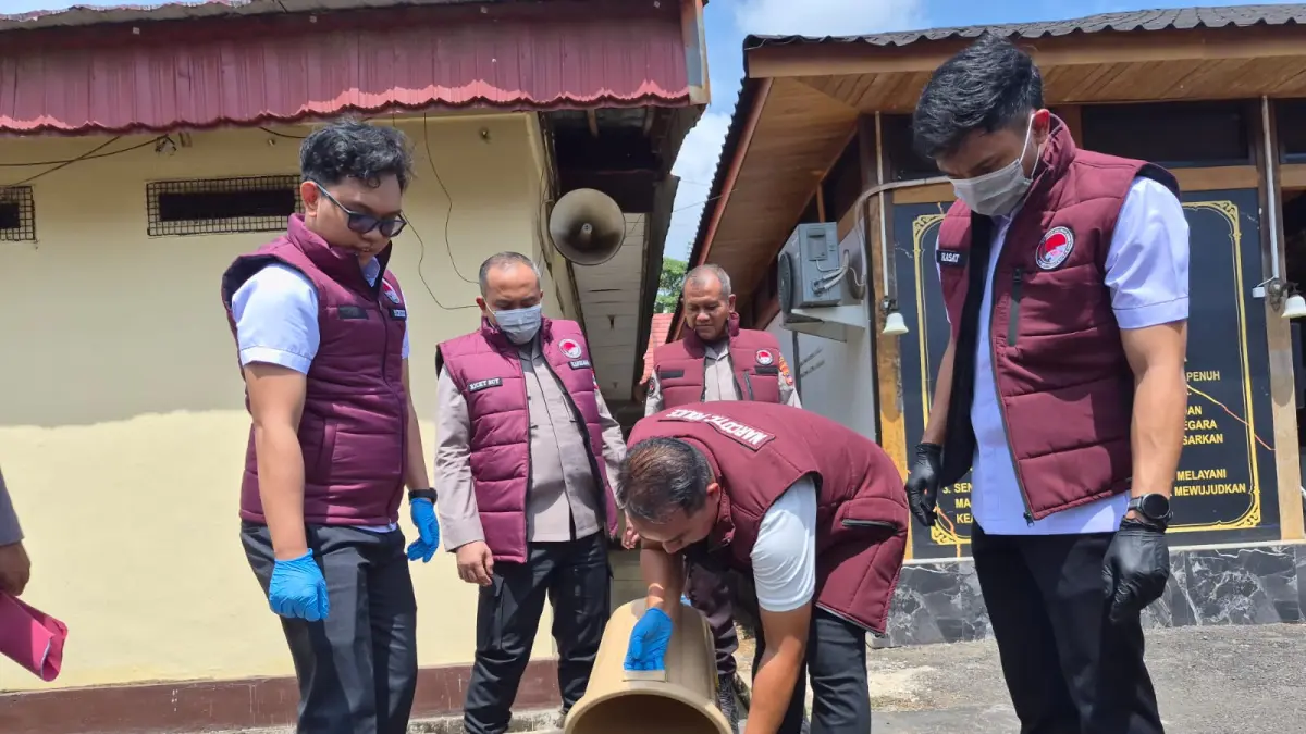 DIMUSNAHKAN : Kapolres Tala AKBP Ricky Boy Siallagan didampingi Kasat Resnarkoba Iptu Muhammad Firmansyah Baso membuang sabu yang telah dicampur pembersih lantai ke dalam septic tank. (Foto : Norsalim Yahya/Radar Banjarmasin)