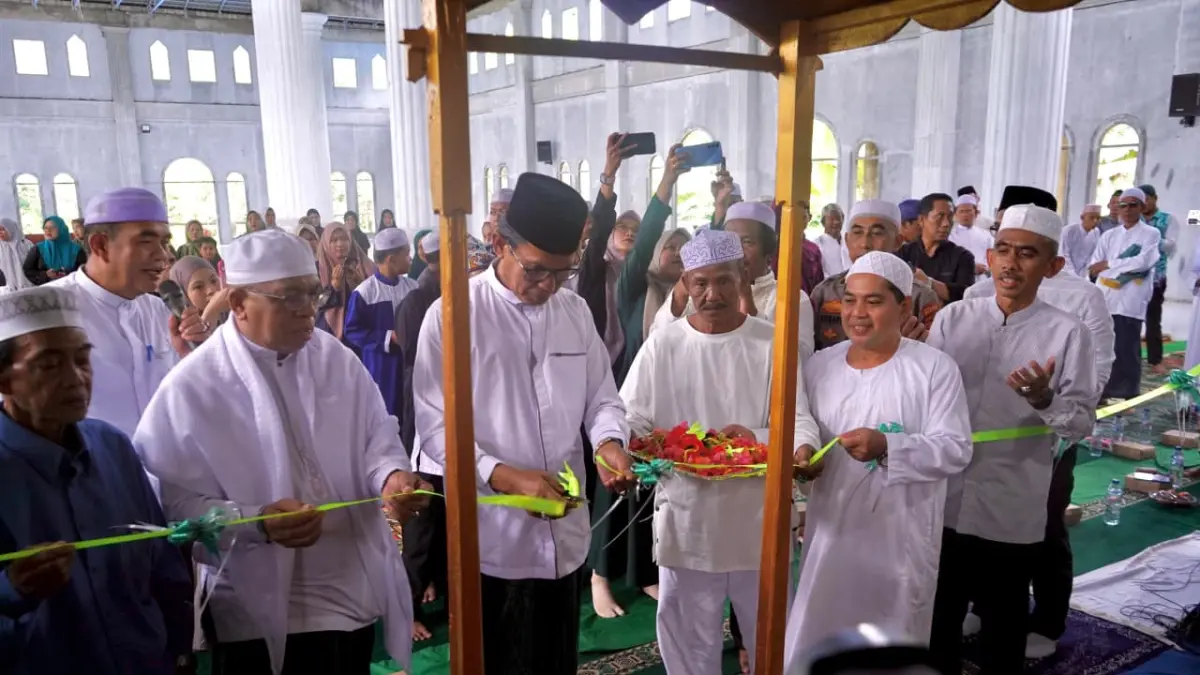 DIRESMIKAN: Wakil Bupati Balangan, Akhmad Fauzi melakukan pemotongan pita sebagai tanda diresmikannya Masjid Raudhatul Jannah di Gunung Pandau, Kelurahan Paringin Timur, Kecamatan Paringin, Jumat (3/7/2026)&nbsp;