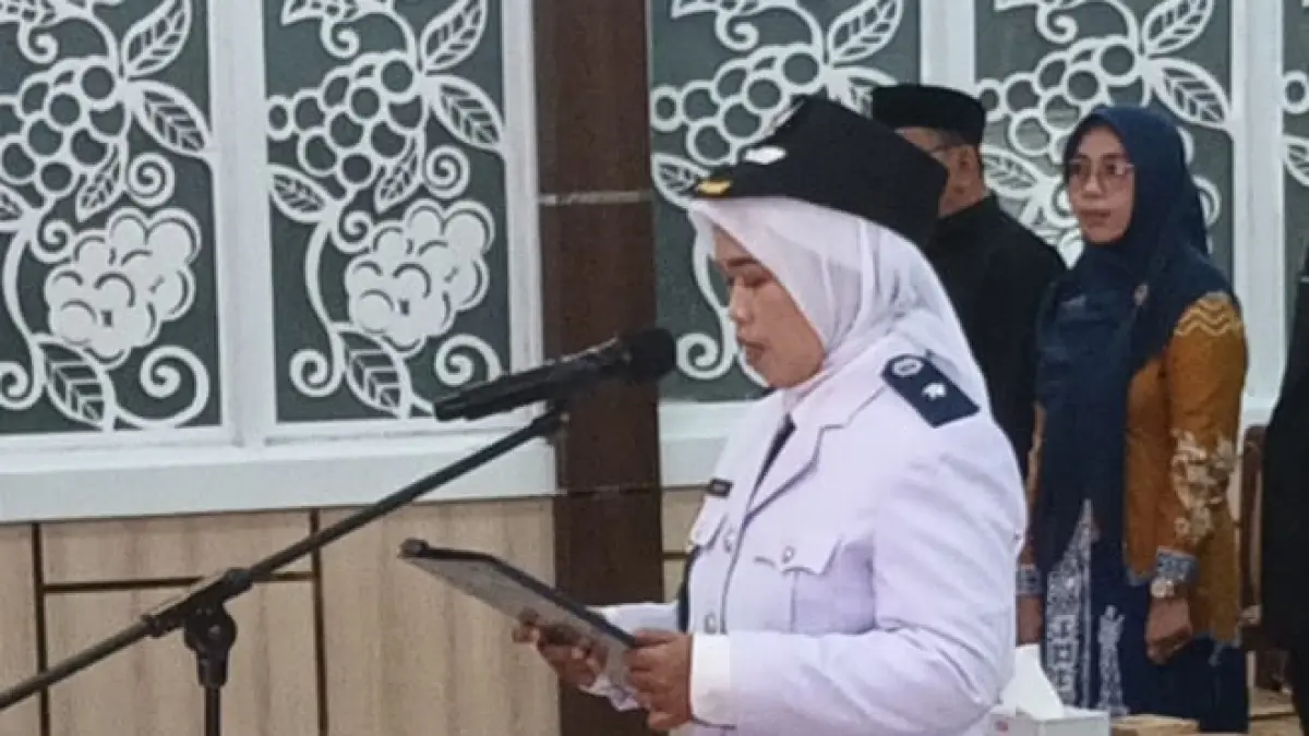 Dosen STIA Tabalong, Isnawati saat dilantik Bupati Tabalong Muhammad Noor Rifani. (Ibnu Dwi Wahyudi/ Radar Banjarmasin)