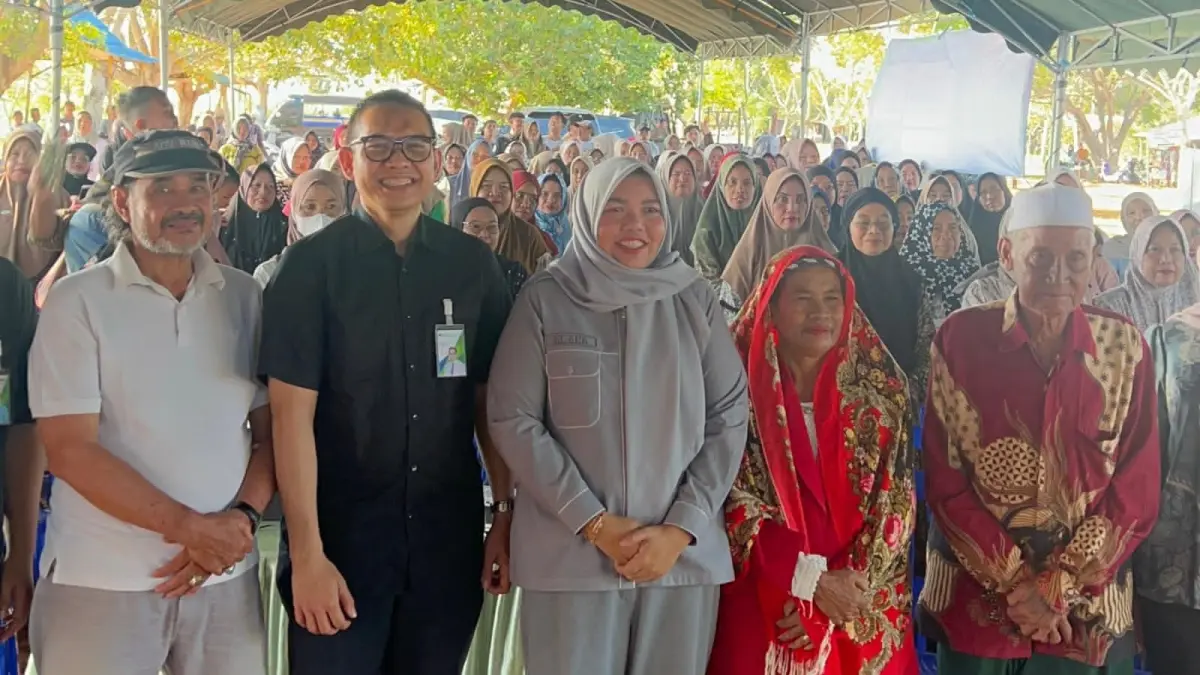 FOTO BERSAMA: Sosialisasi program dan manfaat Jaminan Sosial Ketenagakerjaan bagi pekerja informal di desa Tabanio, Kecamatan takisung, Jumat (24/7/2026) bersama anggota Komisi IX DPR RI, Dr Hj Mariana S AB MM.
