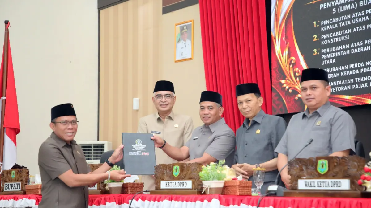 HADIR: Wakil Bupati HSU, Hero Setiawan menghadiri rapat paripurna DPRD HSU yang menyetujui lima raperda usulan Pemkab HSU untuk dibahas di tingkat Pansus dengan sejumlah catatan dari enam fraksi, Senin (27/7/2026). (Foto: Pemkab HSU)&nbsp;
