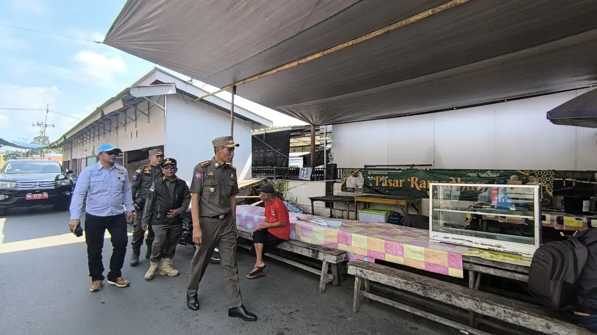 Jajaran Satuan Polisi Pamong Praja Kabupaten Balangan saat meninjau langsung kondisi kawasan Pasar Adaro. (M Dirga/ Radar Banjarmasin)