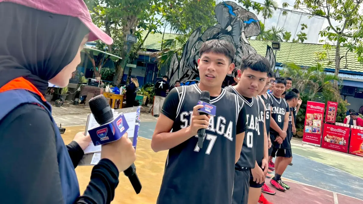 Kapten Tim Basket Putra SMAN 3 Banjarmasin, Joelian Ferdana Gunadhi, perkenalkan member timnya. (Tia Lalita Novitri/Radar Banjarmasin)