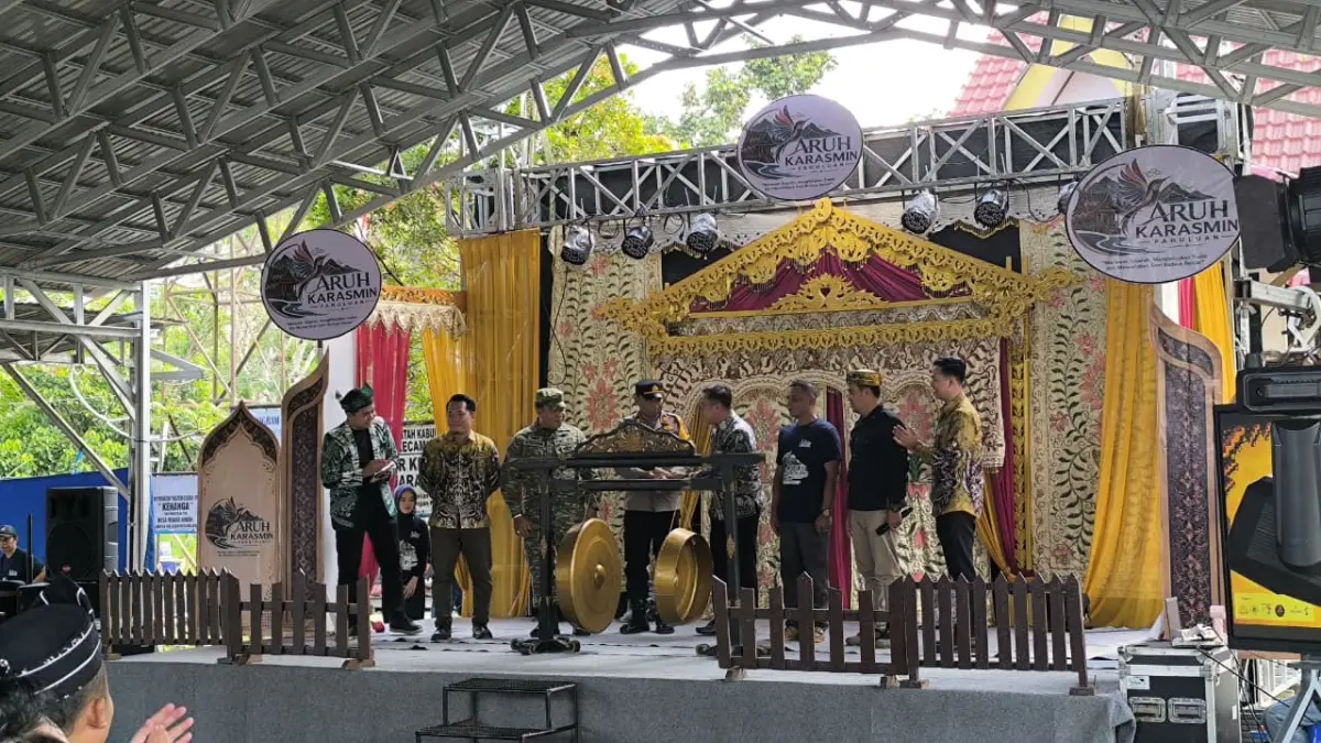 KARASMIN : Pemukulan gong oleh Asisten Bidang Pemerintahan dan Kesejahteraan Rakyat Sekretariat Daerah Kabupaten Balangan, Aidinnor sebagai tanda dibukanya Aruh Karasmin Pahuluan di Desa Muara Ninian, Juai, Jumat (3/7/2026).