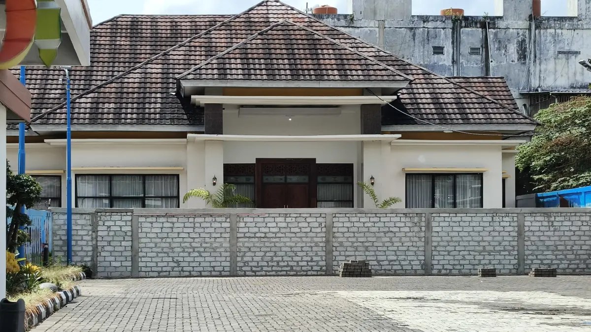 Karena bersengketa, Rumdin Ketua DPRD Banjarbaru dipagari warga. (Sheilla Fazarela/Radar Banjarmasin)