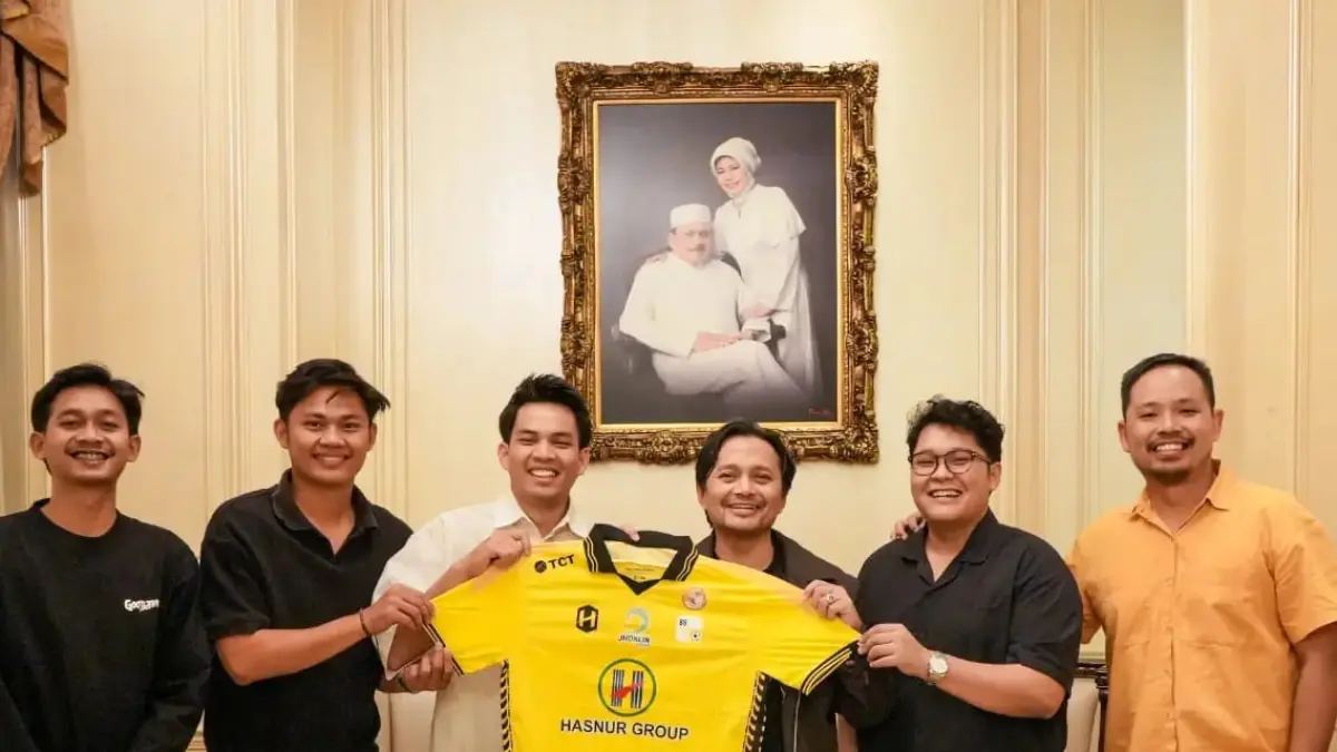 KONTRAK: Owner PS Barito Putera, Hasnuryadi Sulaiman, saat bersama Syamsul Rifai yang resmi memperkuat Laskar Antasari untuk musim mendatang.(M Idris Jian Sidik)