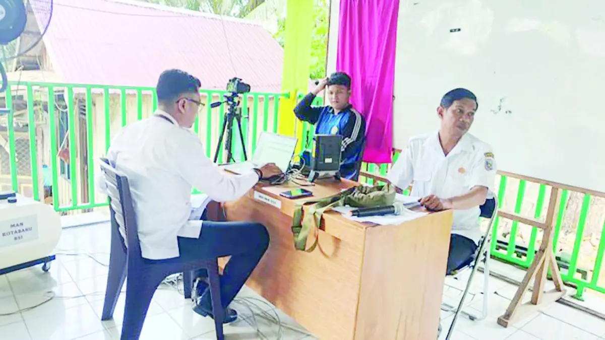 MELAYANI: Disdukcapil Kalsel saat melayani dokumen administrasi kependudukan (Adminduk) di sekolah.&nbsp;
(DISDUKCAPIL KALSEL)&nbsp;