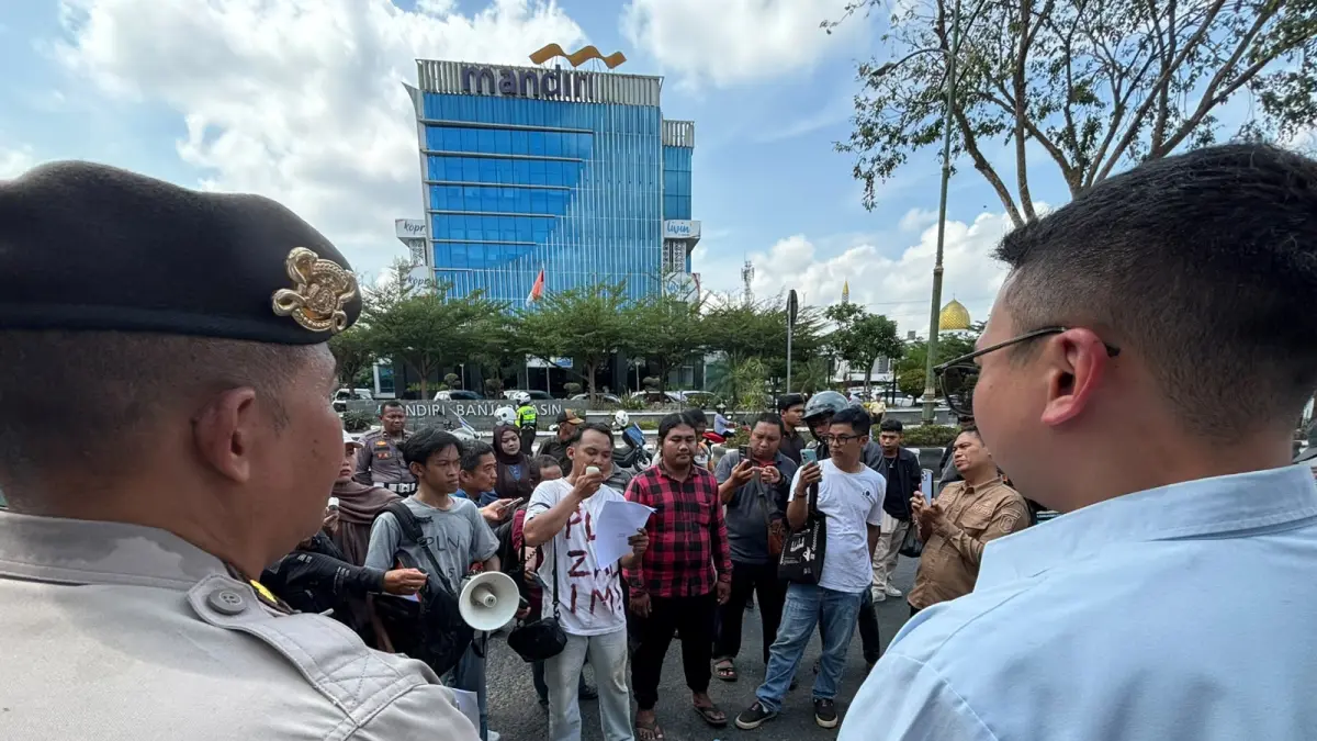 MENGGERUDUK: Aliansi Pemuda Kota Banjarmasin menggeruduk Kantor PLN UP3 Banjarmasin. (Zulvan Rahmatan/Radar Banjarmasin)