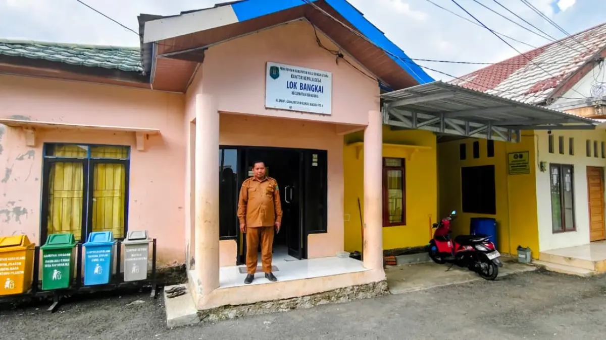 MENYIMAN SEJARAH: Kantor Desa Lok Bangkai di Kecamatan Banjang, Kabupaten Hulu Sungai Utara. (Foto: M Akbar/Radar Banjarmasin)