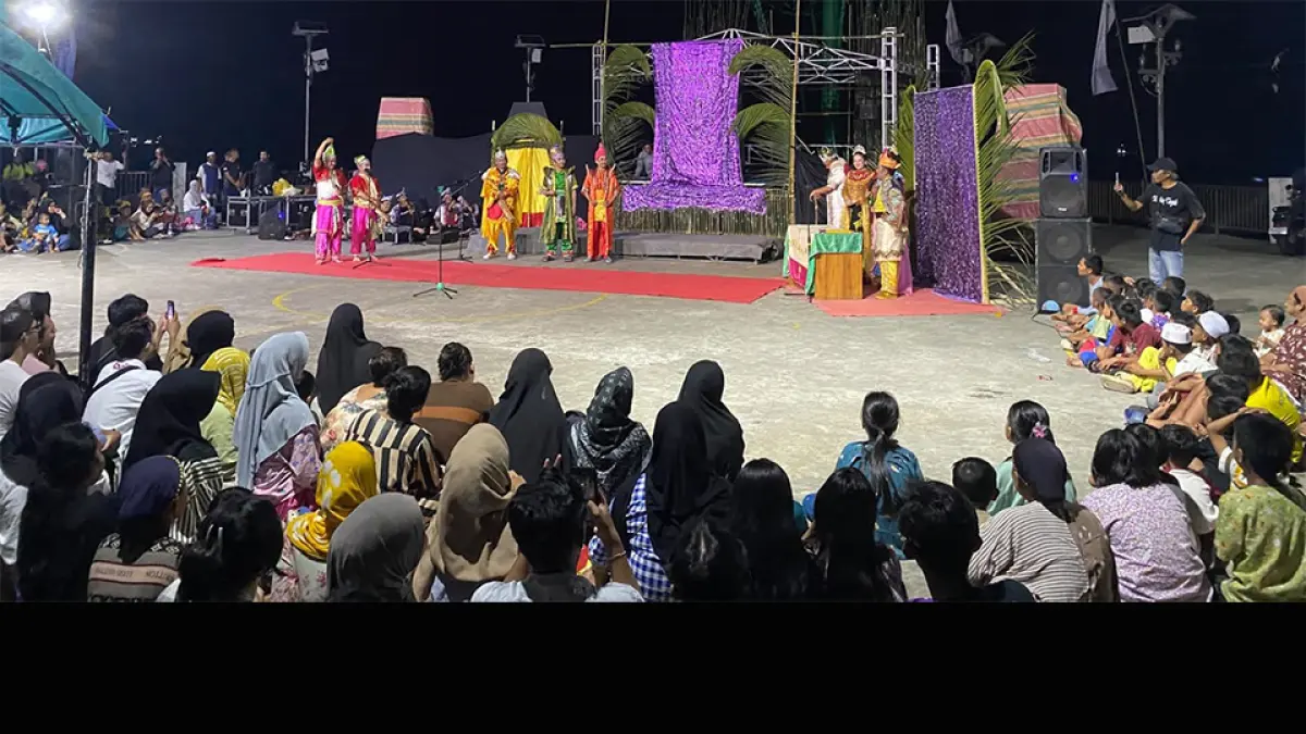 MERIAH: Ribuan masyarakat menyaksikan pagelaran Mamanda di Rampa Berkah Kotabaru.&nbsp;
