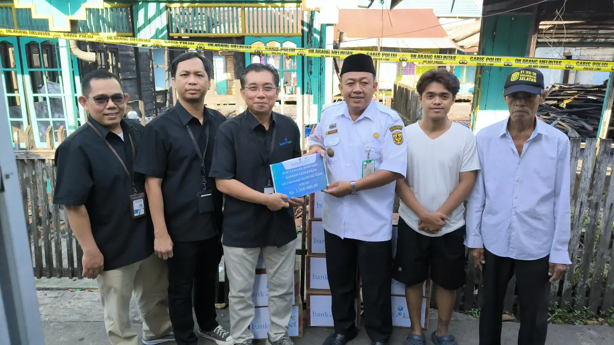 PEDULI: Penyaluran bantuan UPZ Bank Kalsel kepada penerima manfaat.(Foto: UPZ Bank Kalsel)&nbsp;