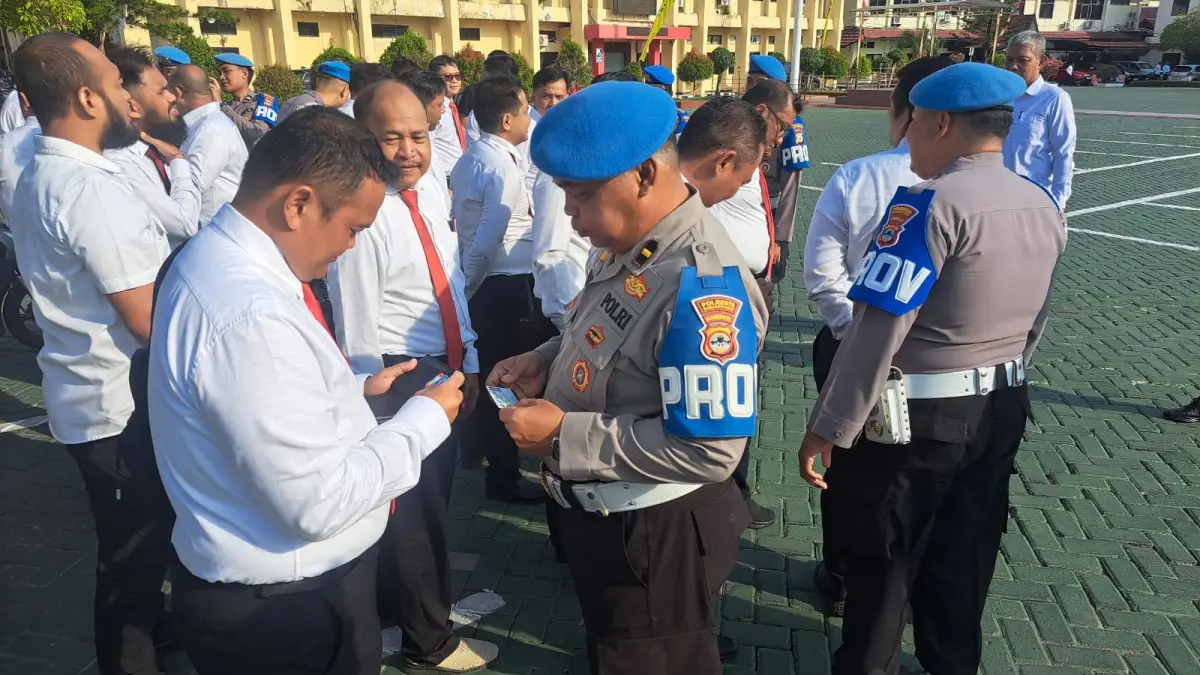 PEMERIKSAAN: Personel Sipropam Polresta Banjarmasin memeriksa kelengkapan administrasi, sikap tampang, hingga senjata api personel saat Operasi Gaktiplin di Lapangan Polresta Banjarmasin. 