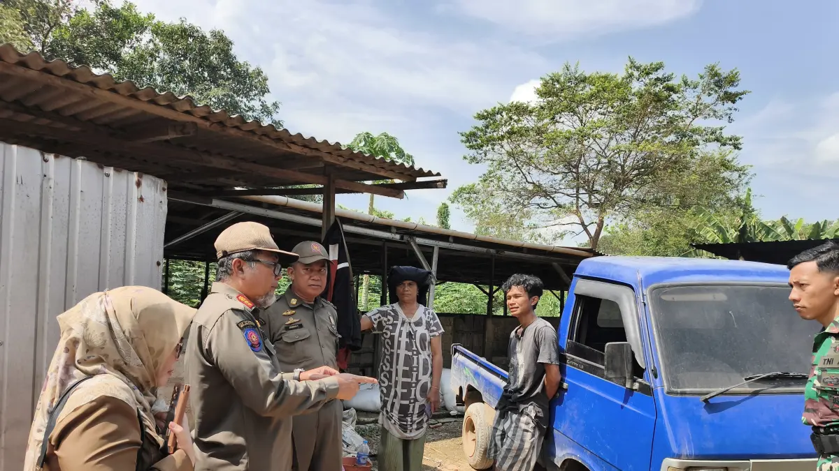 Pemko Banjarbaru menggelar sidak ke lokasi peternakan babi di Guntung Manggis menyusul keluhan bau dari warga perumahan (Sheila Fazarela/Radar Banjarmasin)&nbsp;
