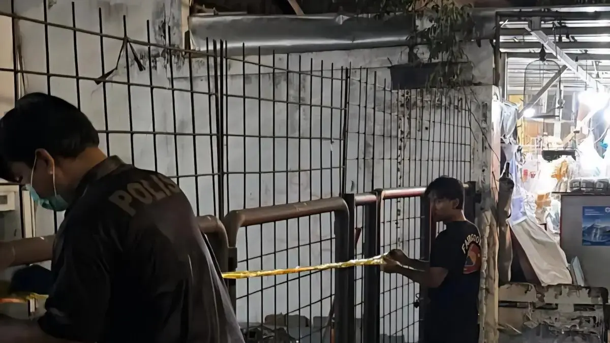 PENYELIDIKAN: Aparat kepolisian memasang garis polisi di Klinik Mordent, tempat diduga ditemukannya Sutrimo, penjaga rumah mantan Jampidsus Febrie Adriansyah, Kebayoran Baru, Jakarta Selatan, Minggu malam (26/7). (Muhamad Ridwan/Jawa Pos)