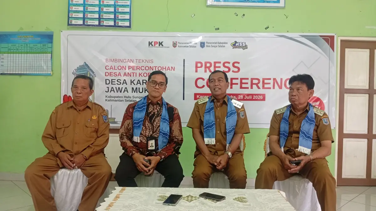 Perwakilan KPK RI, Ariz Dedy Arham didampingi Bupati HSS, Wakil Bupati HSS, dan Kepala Desa Karang Jawa Muka. (M Padil Ihsan/Radar Banjarmasin)&nbsp;