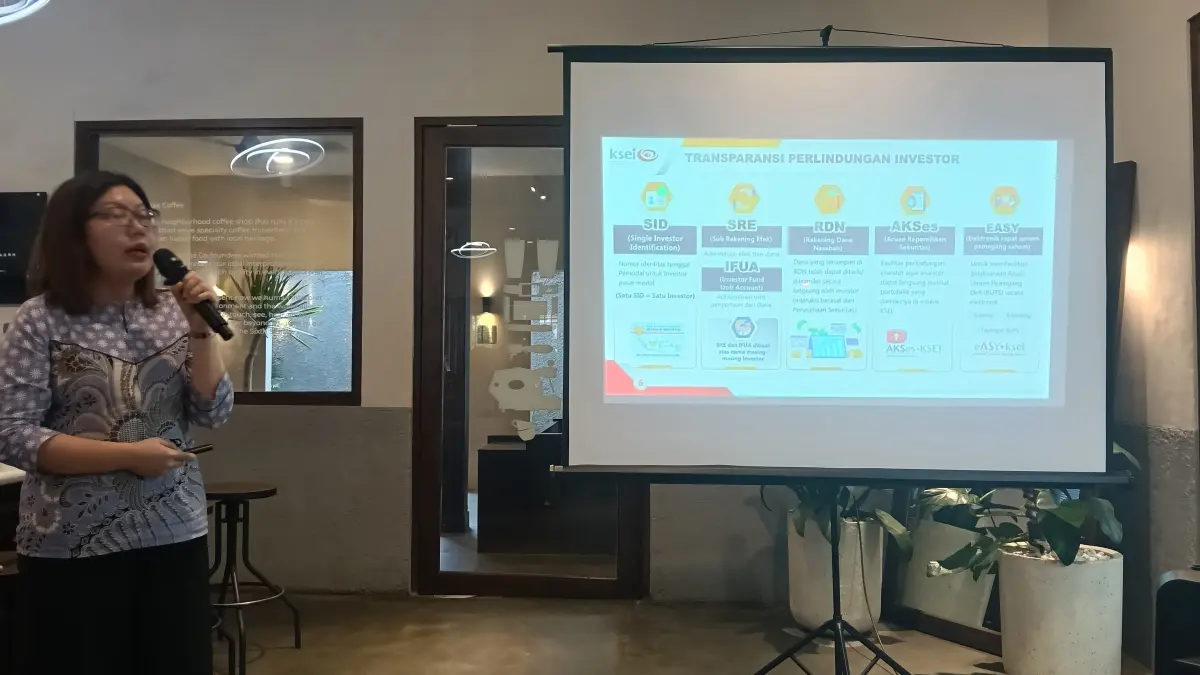PRESENTASI: Kepala Unit Administrasi Produk Investasi KSEI (Kustodian Sentral Efek Indonesia), Soli Deo Gloria menjelaskan investor Pasar Modal didominasi anak muda, Selasa (28/7/2026).(Foto: Raudah Anisya/Radar Banjarmasin)&nbsp;