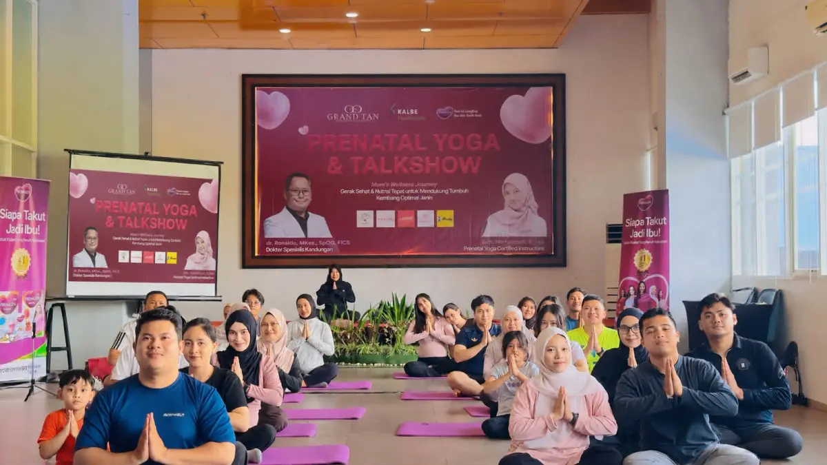 SALING DUKUNG: Sejumlah pasangan suami istri mengikuti kegiatan Prenatal Yoga and Talkshow yang digelar Grand Tan Hotel and convention Center, belum lama tadi.(Foto: Grand Tan)