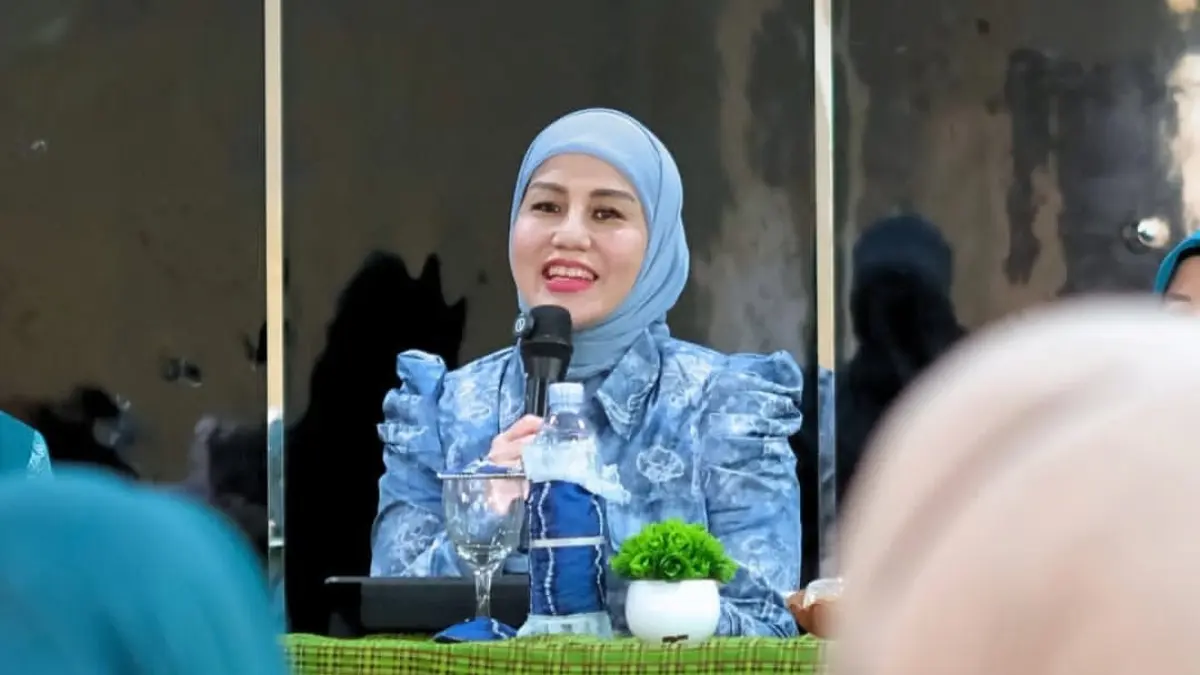 SAMBUTAN: Ketua TP PKK HST, Ny Deni Era Samsul Rizal saat membuka Sosialisasi 10 Program Pokok PKK bertema ketahanan pangan keluarga di Aula Kantor Kecamatan Hantakan, Selasa (28/7/2026) (Foto: Diskominfo SP HST)