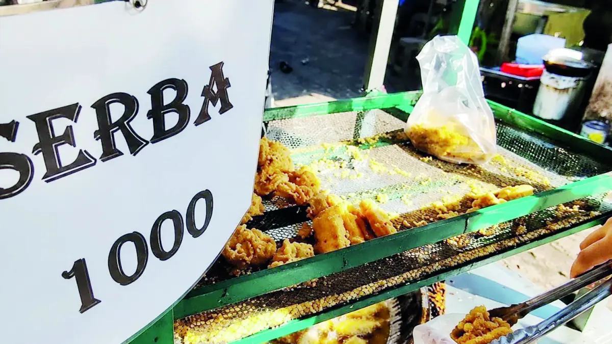 SERIBUAN: Gorengan Bu Naim di pasar sejumput, Jalan Kemuning, Kelurahan Loktabat Selatan dijual seribuan di tengah kebutuhan serba mahal.&nbsp;
(Foto: M FADLAN ZAKIRI/RADAR BANJARMASIN)&nbsp;