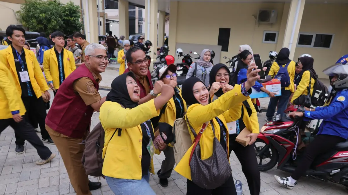 SWAFOTO: Bupati HSU H Sahrujani dan Wabup Hero Setiawan berfoto bersama mahasiswa KKN-Magang Fakultas Pertanian ULM. (Foto: Pemkab HSU)