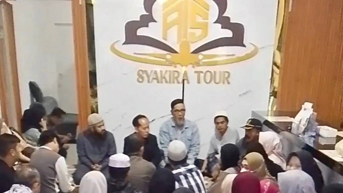 Puluhan calon jemaah umrah Syakira Tour saat pertemuan dengan pemilik travel di Jalan Sultan Adam, Banjarmasin Utara. Mereka meminta kepastian keberangkatan dan pengembalian dana setelah jadwal keberangkatan mengalami penundaan sebanyak tiga kali.(Foto: Endang Syarifuddin/Radar Banjarmasin)
