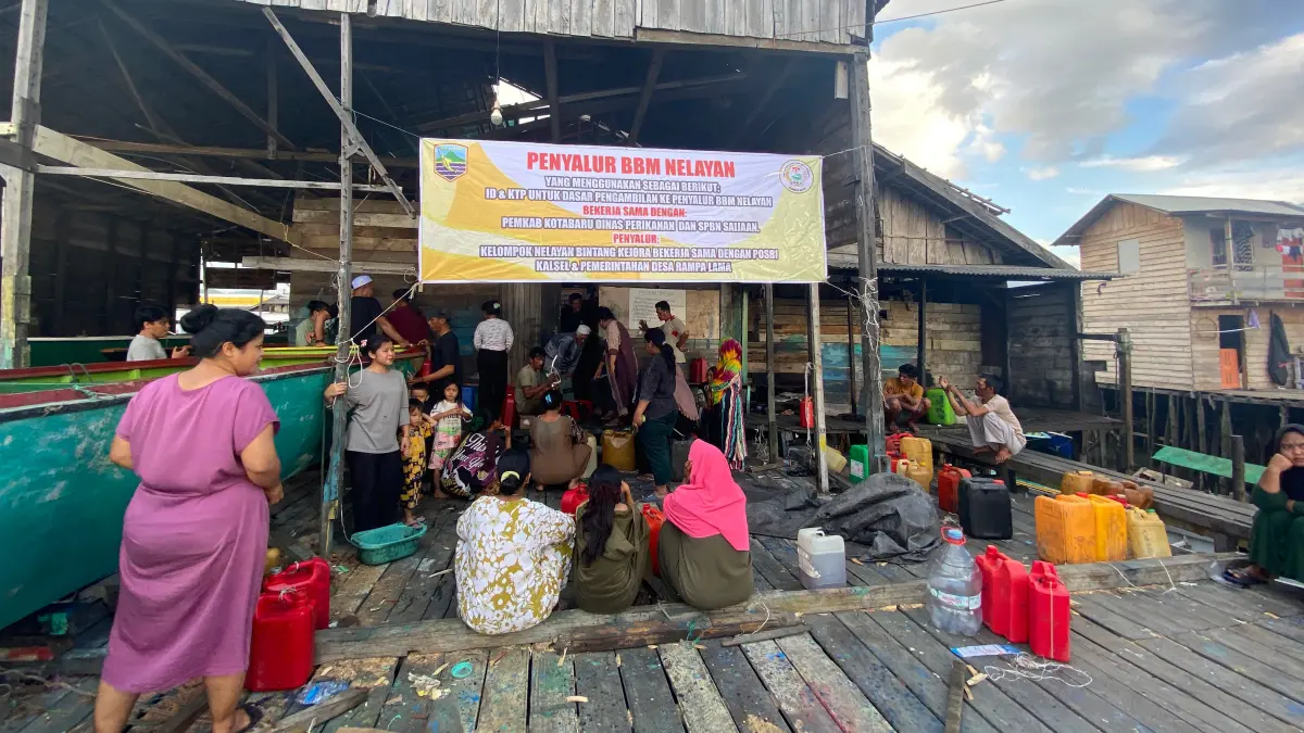 ANTRE: Masyarakat di Desa Rampa saat antre solar.
Foto: Jumain/ Radar Banjarmasin.