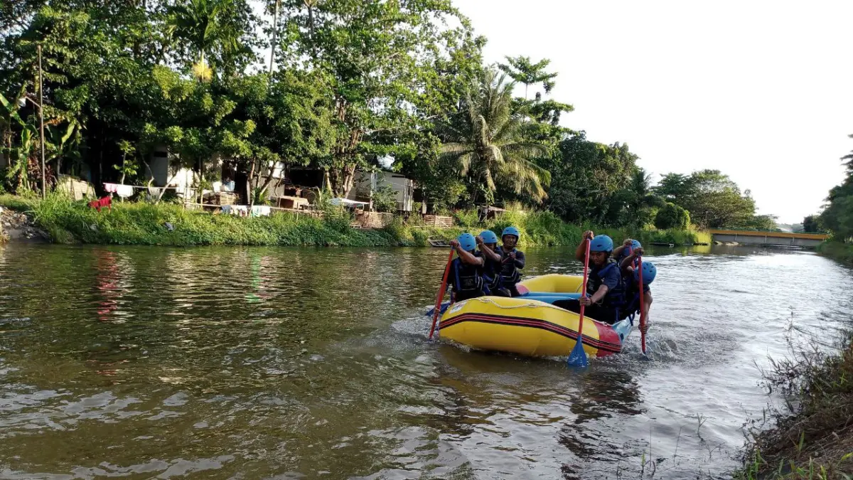 Atlet Federasi Arung Jeram Indonesia (FAJI) Kabupaten Banjar menjalani latihan di aliran Irigasi Martapura, sebagai persiapan menghadapi Kejuaraan Nasional Arung Jeram 2026 di Bali. (FADLAN ZAKIRI/RADAR BANJARMASIN)