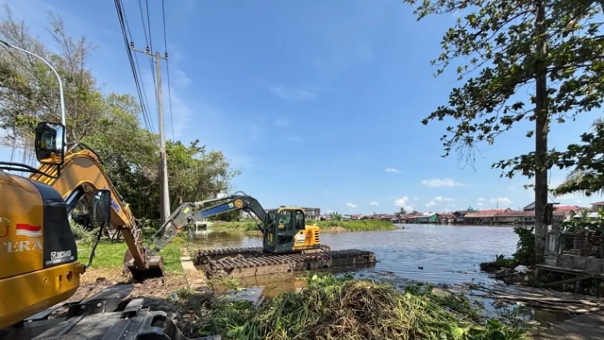 Ekskavator amfibi yang digunakan Pemerintah Kota Banjarmasin dalam pengerjaan pengerukan untuk menormalisasi sungai di Jalan Zafry Zamzam, Banjarmasin Barat. (Zulvan Rahmatan/Radar Banjarmasin).