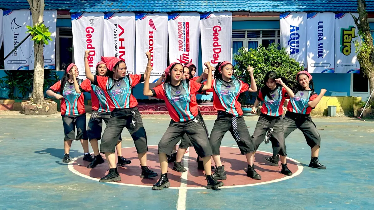 ENERGIK: Tim dance SMAN 2 Banjarmasin menampilkan koreografi yang energik saat roadshow DBL. (Foto: Tia Lalita Novitri/Radar Banjarmasin)