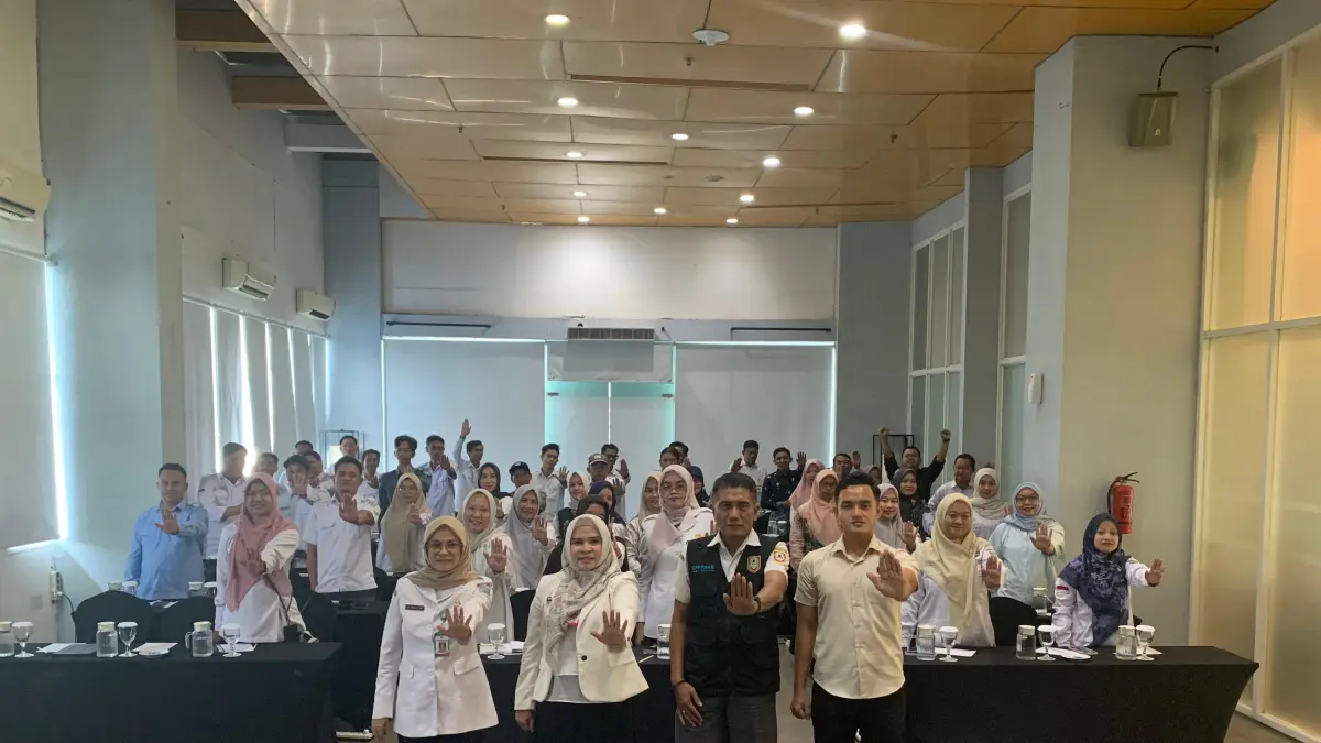 MOMEN: Kadinsos P3AP2KB Kabupaten Banjar, Dr. Hj. Erny Wahdini, S.Pd., M.Pd., berfoto bersama para narasumber dan peserta Pelatihan Pencatatan dan Pelaporan Kasus Kekerasan terhadap Perempuan (KtP), Kekerasan terhadap Anak (KtA), TPPO, ABH, dan Perkawinan Anak di Grand Tan Hotel, Rabu (29/7/2026).
