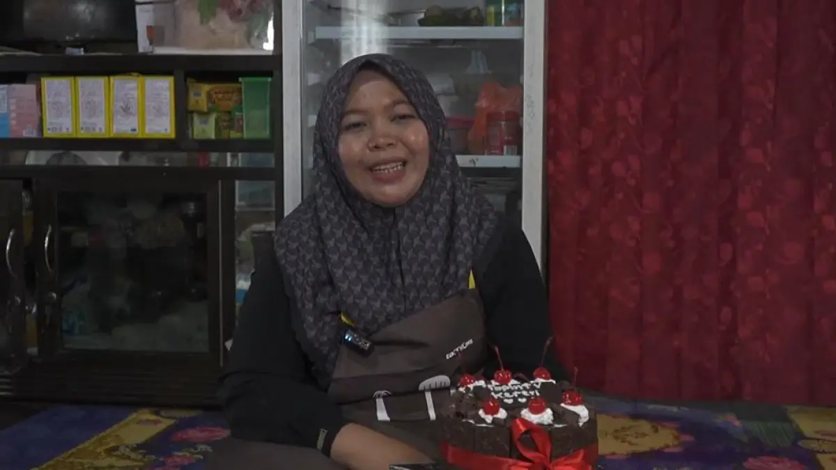 JADI ANDALAN: Mama Atul memperlihatkan kue yang dibuatnya.&nbsp;