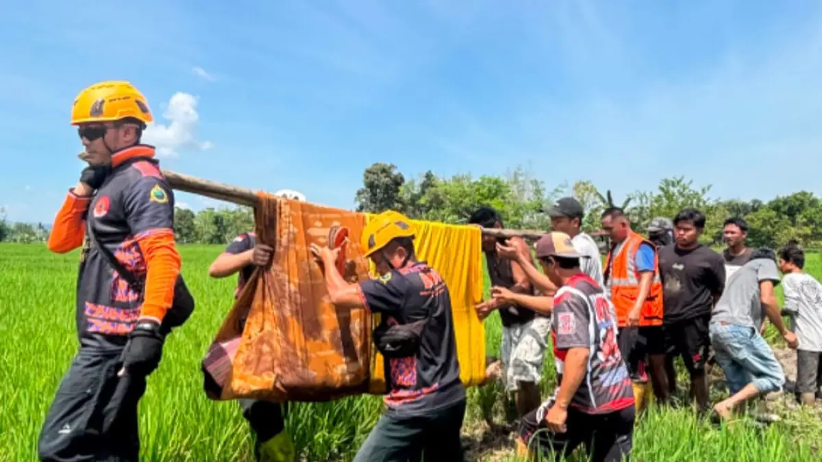 Jenazah Taufik Kurrahman (52), seorang petani yang berdomisili di Desa Marindi RT 03, Kecamatan Haruai, Tabalong dievakuasi.&nbsp;(Tim Resque Tabalong)