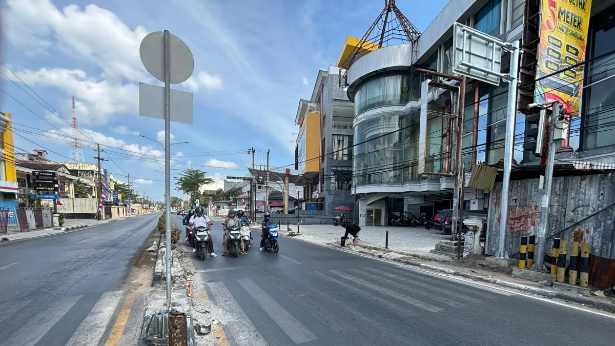 Karena insden kecelakaan truk lalu, traffic light di Simpang Empat Jalan S Parman-Belitung Banjarmasin mengalami kerusakan. (Zulvan Rahmatan/Radar Banjarmasin)
