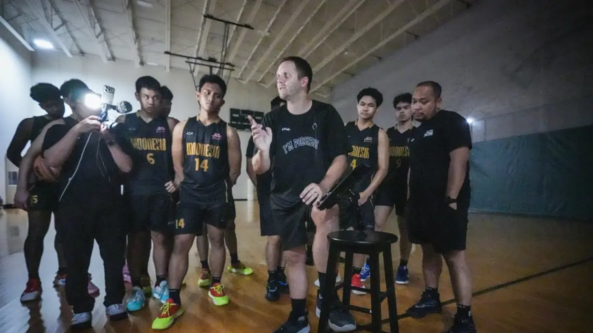 TETAP SEMANGAT: Skuad Kopi Good Day DBL Indonesia All-Star 2026 saat menjalani sesi latihan bersama pelatih ketangkasan kelas dunia, Micah Lancaster di Chicago Hope Academy, Amerika Serikat, di tengah kondisi mati lampu akibat badai yang melanda kawasan Midwest, Senin (27/6/2026).(Foto: Dokumentasi DBL Indonesia)