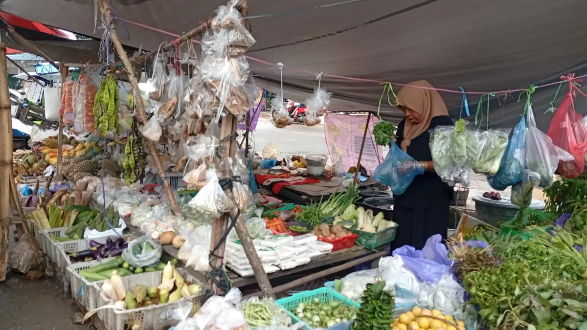 LAPAK: Salah satu lapak pedagang sayur yang menjual cabai. (Foto: M Padil Ihsan / Radar Banjarmasin)&nbsp;