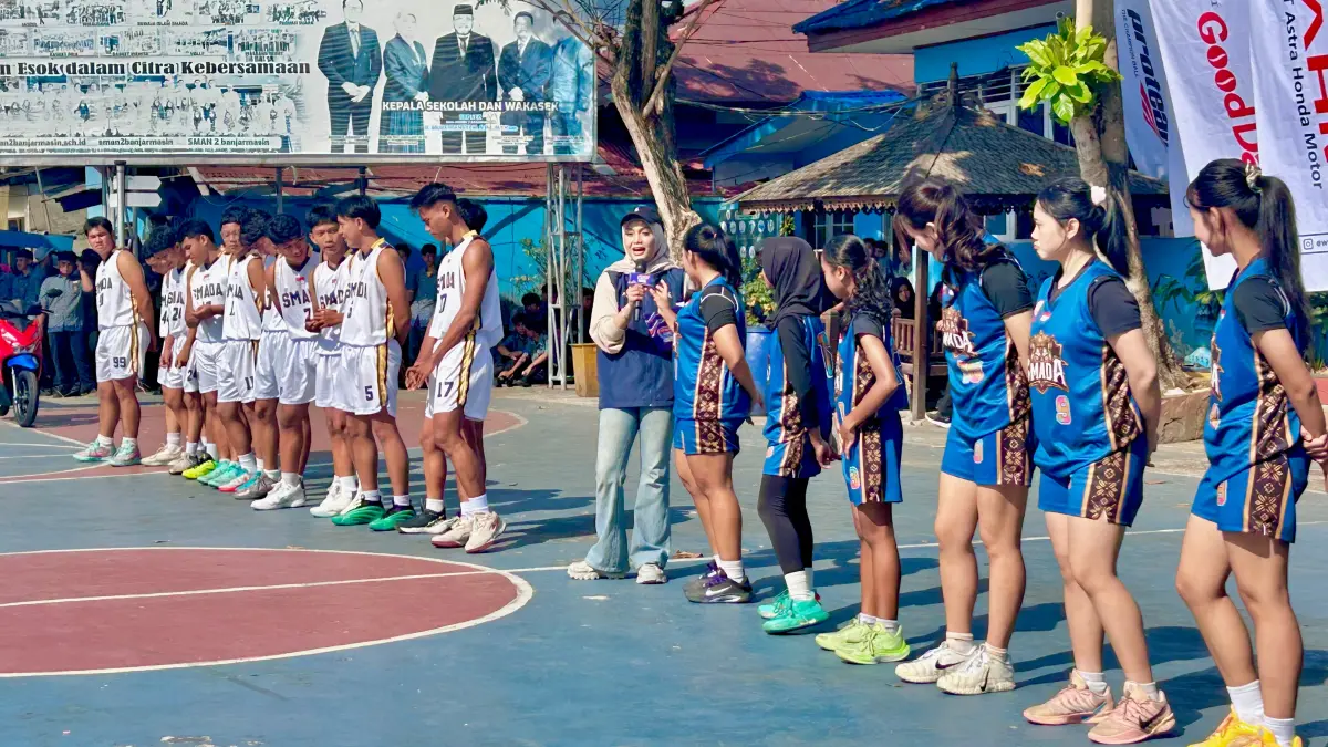 LATIHAN INTENS:Kapten Tim Basket Putri, Syiffana Gita Panschella berbincang dengan MC tentang persiapan timnya. (Foto: Tia Lalita Novitri/Radar Banjarmasin)