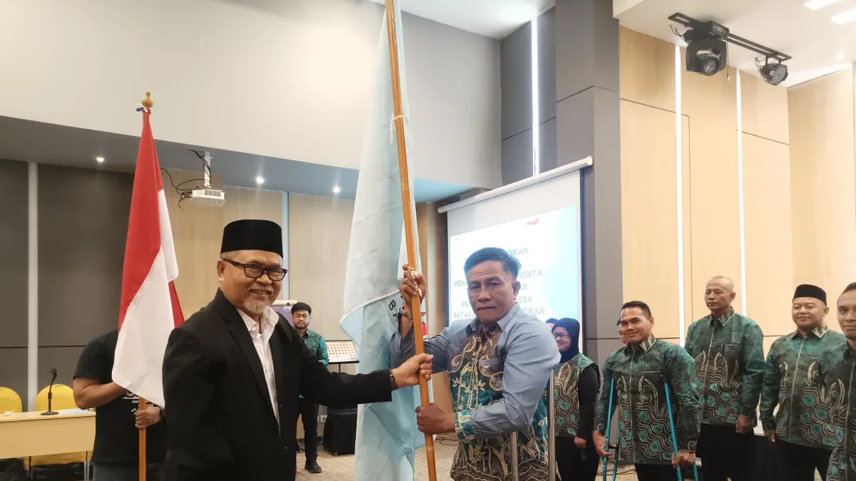 MELANTIK: Wakil Ketua II Bidang Pembinaan Prestasi NPCI Kalimantan Selatan, Supian Noor, didampingi Sekretaris NPCI Kalsel Aries Pramono saat melantik kepengurusan NPCI Kota Banjarmasin masa bakti 2026–2031 di Hotel POP Banjarmasin, Rabu (29/7/2026).