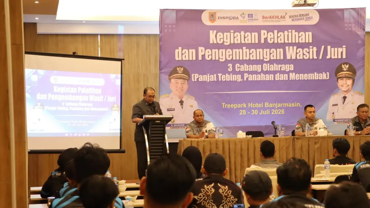 MEMBUKA: Kepala Dispora Kalimantan Selatan, Pebriadin Hapiz, secara resmi membuka Pelatihan dan Pengembangan Wasit dan Juri Cabang Olahraga Panjat Tebing, Panahan, dan Menembak di Banjarmasin, Selasa (28/7/2026). (Foto: M Idris Jian Sidik)