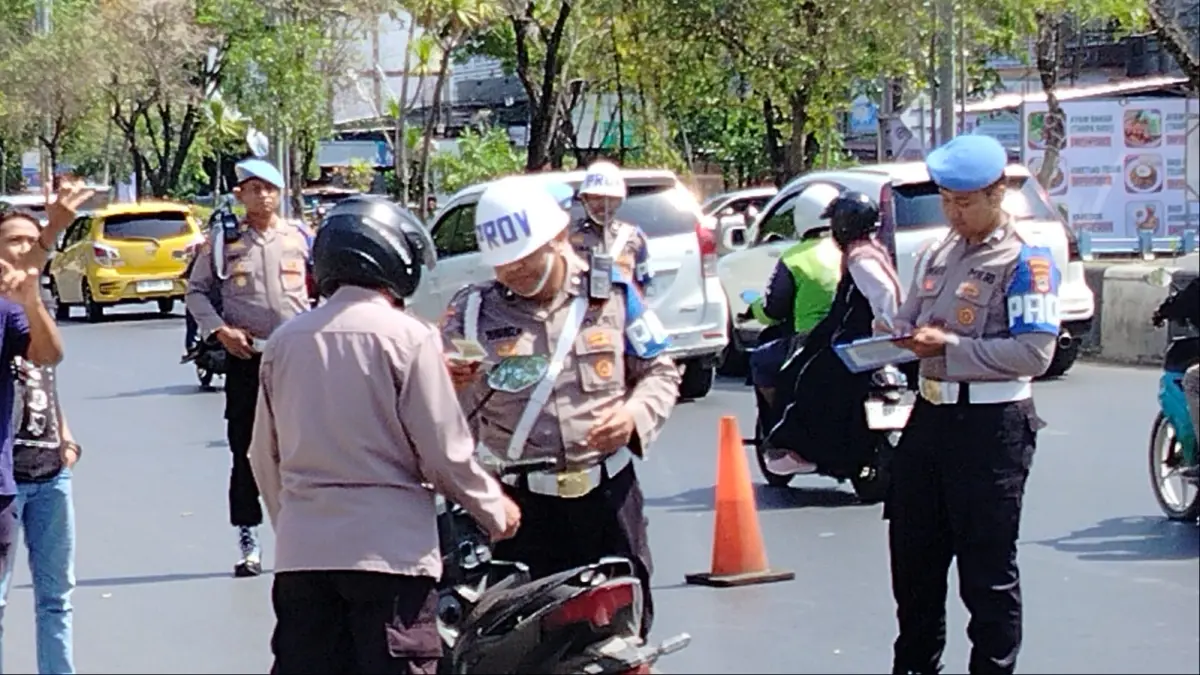 PEMERIKSAAN:Personel Bid Propam Polda Kalsel bersama Polisi Militer memeriksa kelengkapan administrasi anggota Polri dalam operasi Gaktibplin di Jalan A Yani Km 3, depan Kantor RRI Banjarmasin.//MAULANA
