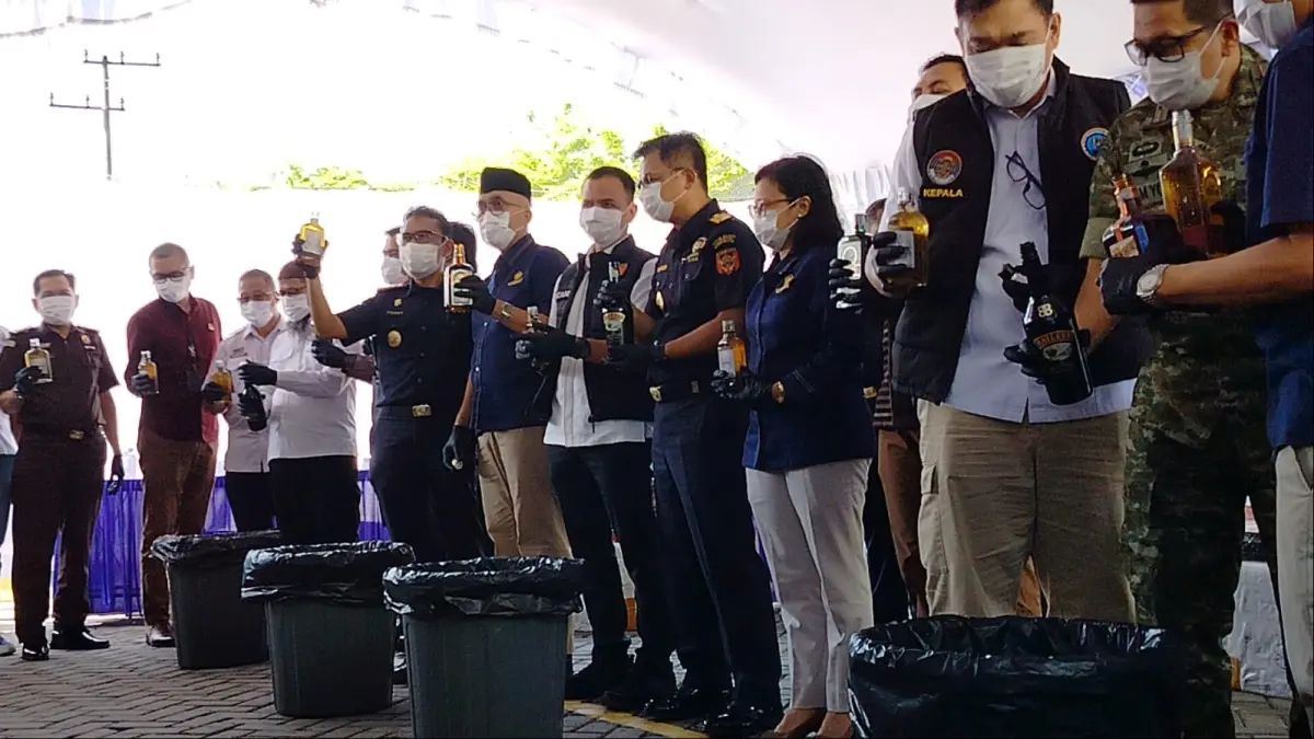 PEMUSNAHAN: Petugas Kanwil DJBC Kalimantan Bagian Selatan memusnahkan 15,6 juta batang rokok ilegal, 166 kilogram tembakau iris, dan 1.326,15 liter minuman mengandung etil alkohol hasil penindakan Januari hingga Juni 2026. (MAULANA/RADAR BANJARMASIN)
