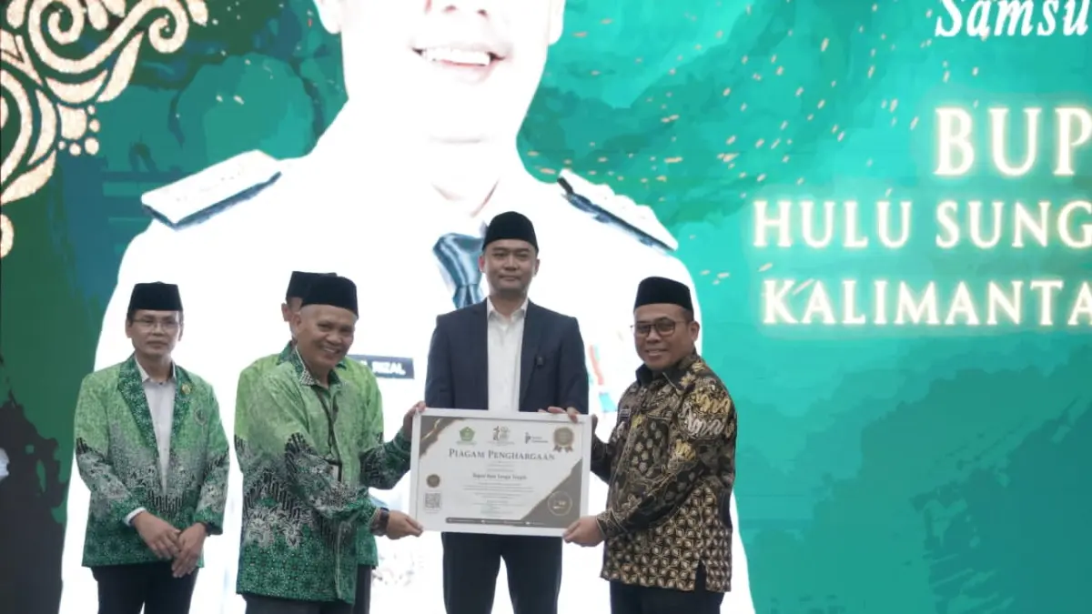 PENGHARGAAN: Wakil Bupati HST, Gusti Rosyadi Elmi saat menerima penghargaan milik Bupati Samsul Rizal, Rabu (29/7/2026). (Foto: Protokol HST)
