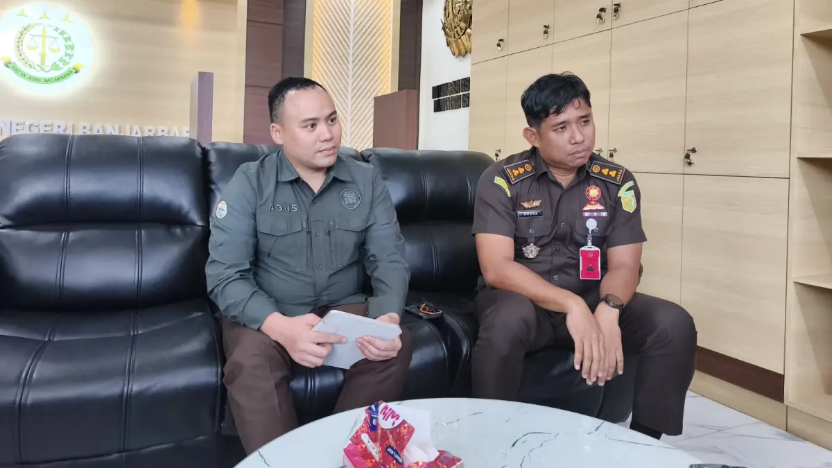 PENYIDIKAN: Kasi Pidsus Kejari Banjarbaru Angga Wijaya menyampaikan perkembangan penyidikan dugaan korupsi pengadaan tiang jaringan Diskominfo yang masih menunggu hasil audit BPK RI. (SHEILLA/RADAR BANJARMASIN)