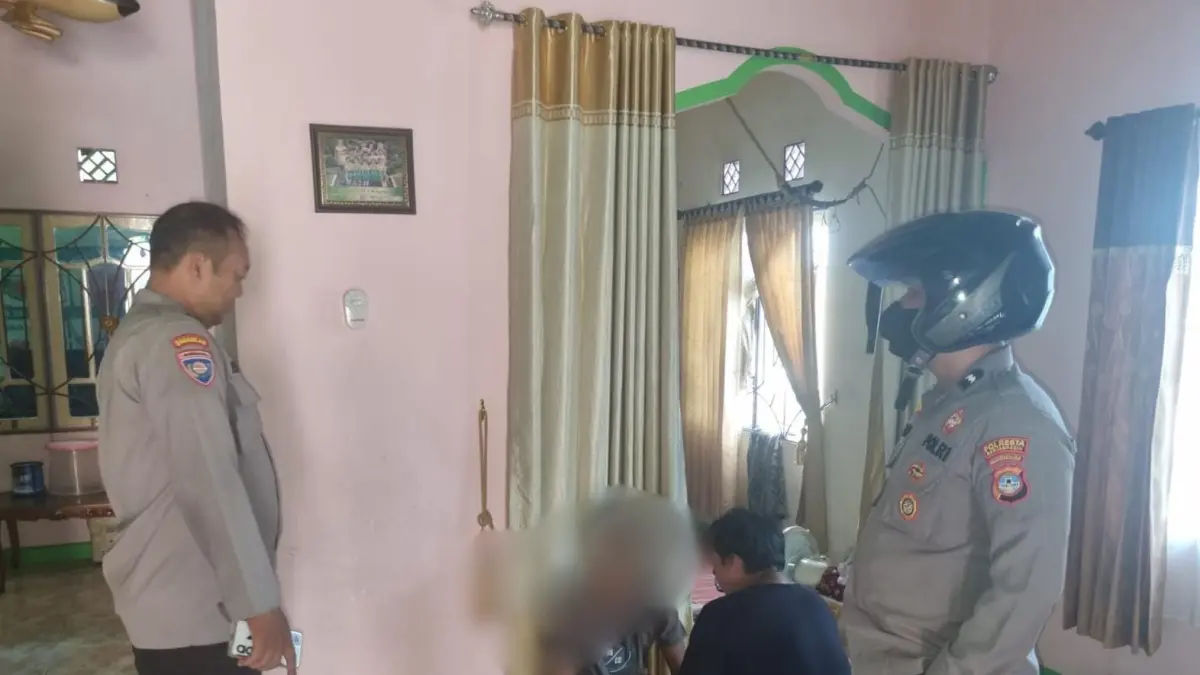 Petugas Polsek Banjarmasin Barat mengamankan seorang pria yang mengamuk dan memecahkan kaca rumah orang tuanya. (Polsek Banjarmasin Barat)
