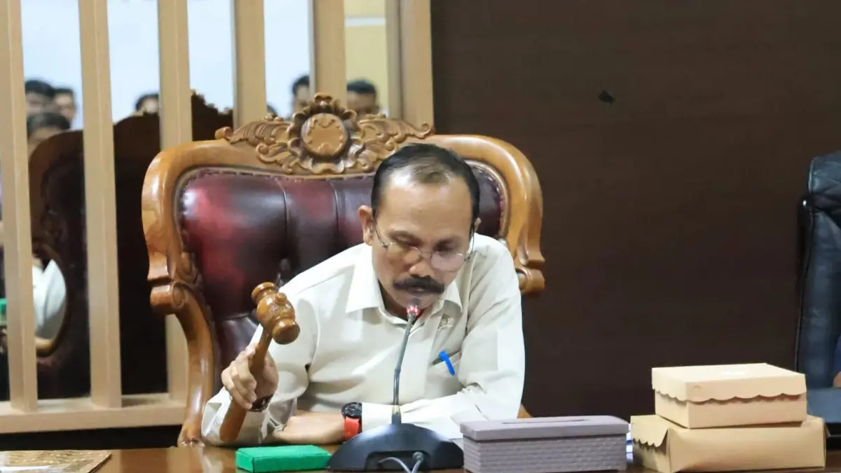 PIMPIN RDP: Wakil Ketua Komisi III DPRD Tanah Bumbu, I Wayan Sudarma, memimpin rapat dengar pendapat (RDP) bersama sejumlah pihak di ruang rapat DPRD Tanah Bumbu. (Foto: I Wayan untuk Radar Banjarmasin)