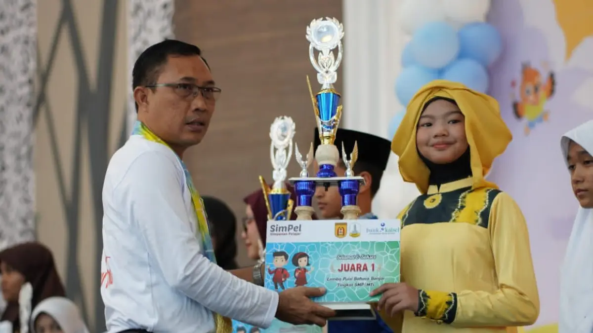 PRESTASI: Penyerahan piala dan penghargaan kepada para pemenang bermacam perlombaan edukatif yang digelar Pemko Banjarbaru dalam rangka memeriahkan Hari Anak Nasional 2026.(Foto: MC Banjarbaru)&nbsp;