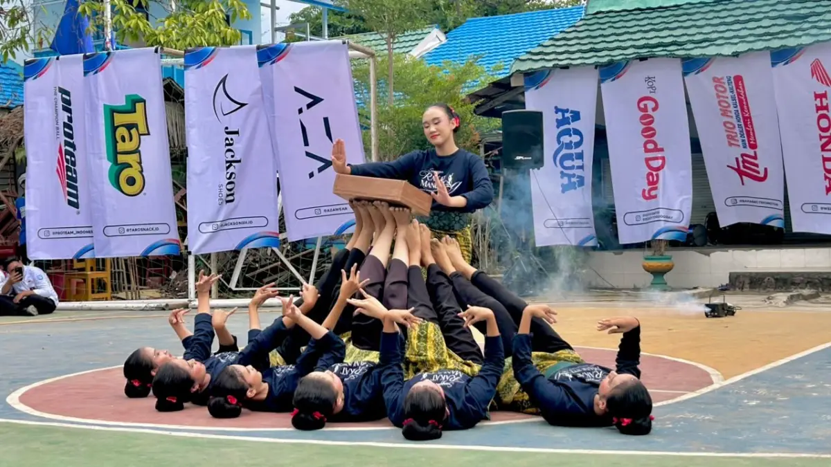 SARAT MAKNA: Tim tari SMAN 3 Banjarmasin menampilkan koreografi unik dan sarat makna. (Foto: Tia Lalita Novitri/Radar Banjarmasin)